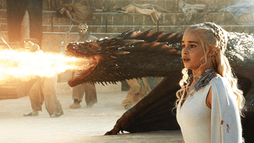 daneris targarian con su dragón echando fuego para borrarlo todo